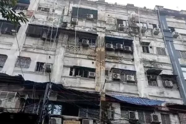 पांच मंजिला इमारत में लगी भीषण आग , कई लोगों की गई जान; 80 का रेस्क्यू , जानिए पूरी खबर