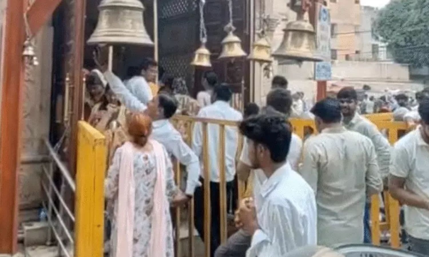 Sawan First Monday 2026: सावन के पहले सोमवार पर शिवालयों में उमड़ी भीड़, रात 12 बजे खुले अचलेश्वर मंदिर के पट